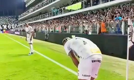 揭秘内马尔的超凡过人技巧（内马尔展现的足球华丽艺术）