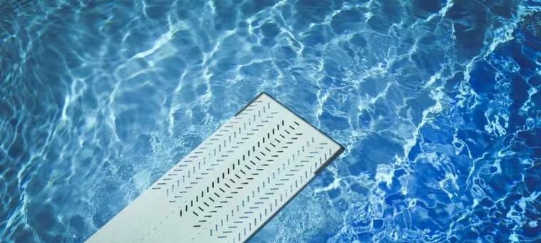 站台游泳跳水技巧（掌握游泳跳水的关键技巧，成为水中的飞鱼）