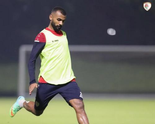 提升足球五人制右后卫技巧的关键要素（突破、传球、防守三大核心，成为优秀的右后卫）