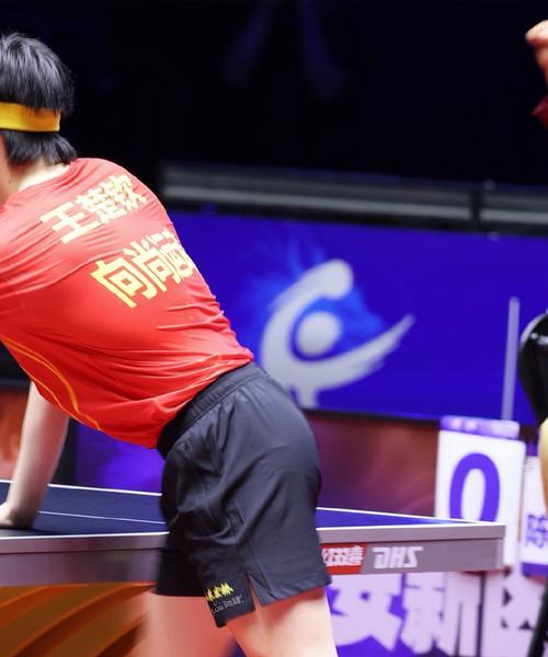 乒乓球下蹲式发球的技巧与训练方法（提高乒乓球发球水平的关键，下蹲式发球技术让你更具优势）