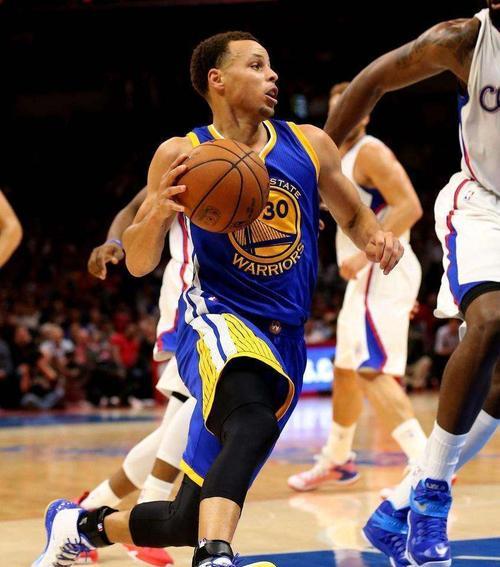 足球上篮技巧教学（掌握正确的动作和技巧，将篮球准确投入球门）