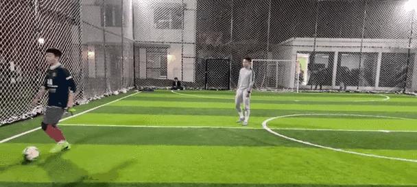 掌握足球过人技巧的男孩如何在比赛中脱颖而出（以足球过人技巧为主攻方向，助你在比赛中破门而入）