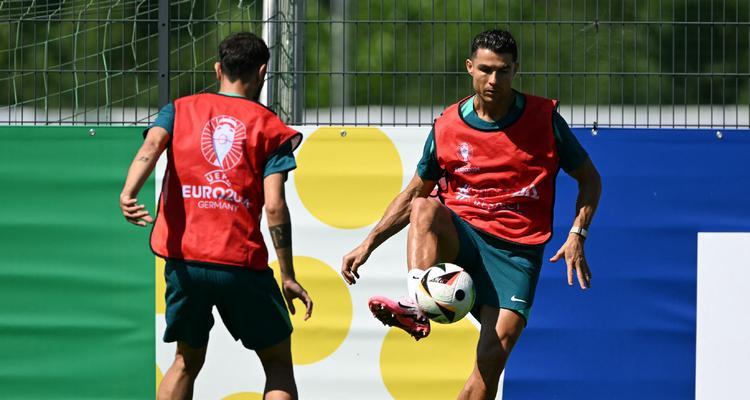 足球得分的默契配合（双人攻防互动技巧）