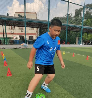 女生足球运动中的声音技巧（展现女生力量的音乐与呐喊）