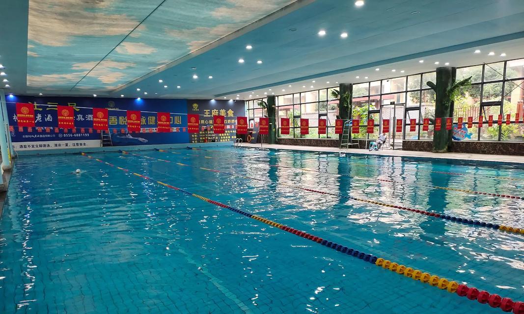 儿童游泳自救漂浮技巧——保护孩子的水上安全（学习水上自救，让孩子远离危险）