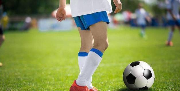 提升少儿足球比赛技巧的关键方法（在比赛中脱颖而出，助力少儿足球成长）