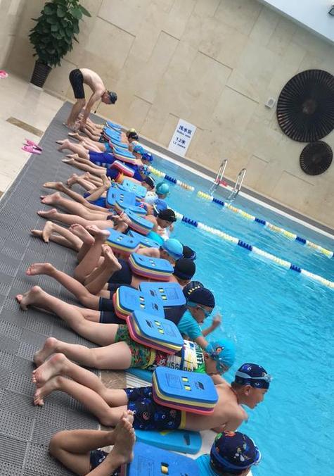 男童游泳技巧全面指南（教你如何帮助男童快速掌握游泳技巧）